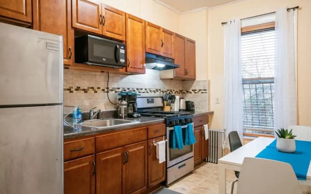 Spacious 3 Bdrm Close To Trains & Shops - photo 5