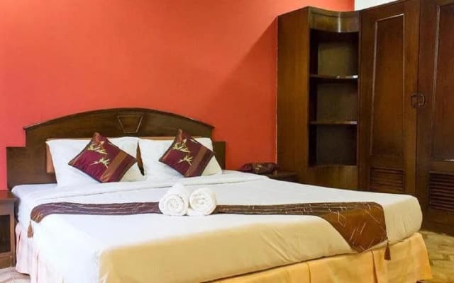 Baan Natacha Beachfront Guesthouse - photo 4