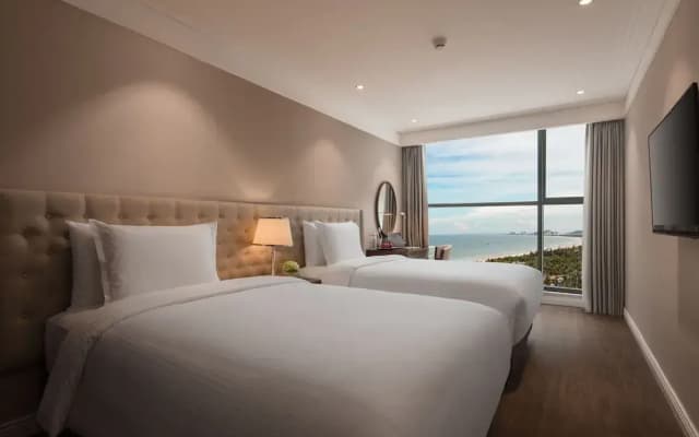 Brand New 2bdr Suite Rooftop Pool - photo 2