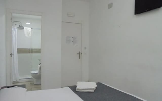 Hostal Easy Sants - photo 4