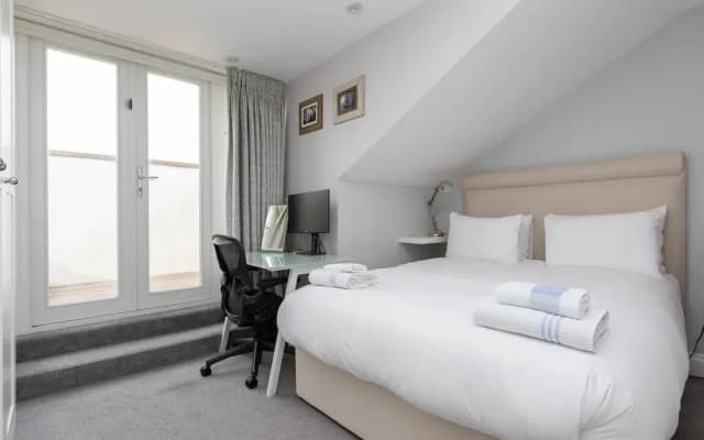 Spacious 3 Bedroom in Notting Hill With Balcony - photo 5