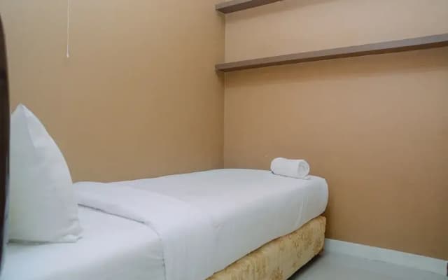 Furnished Green Pramuka City 2BR Apartment near Mall - photo 4