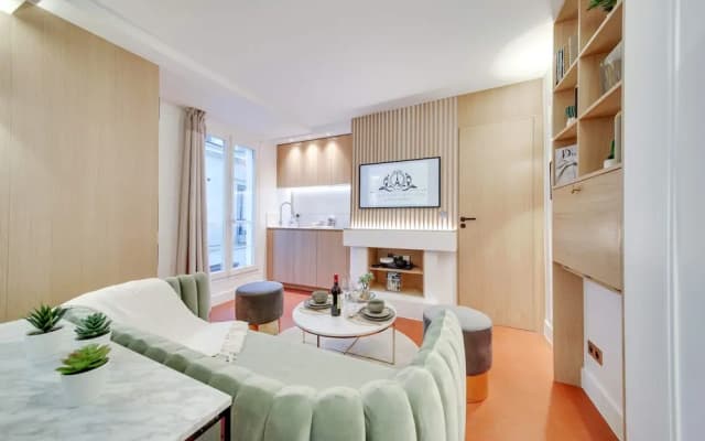 Historical Apartment in the Heart of Paris - 3 - photo 5