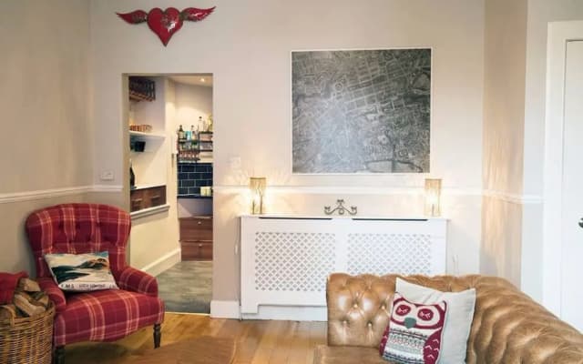 1 Bedroom Flat With Castle View - photo 2
