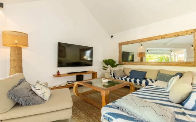 3BR Charming Villa 2 Minutes From Berawa Beach - photo 4