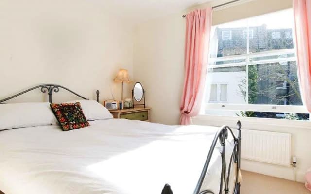 Veeve  Light And Open 2 Bed House Moore Park Road Fulham - photo 3
