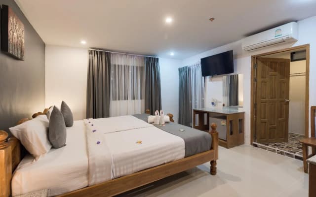 OYO 861 Patong Dynasty Hotel - photo 3