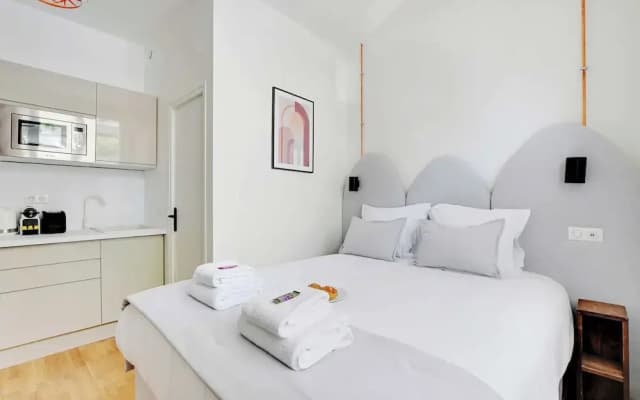 Cute Studio in Eclectic 18th District - 1 - photo 3