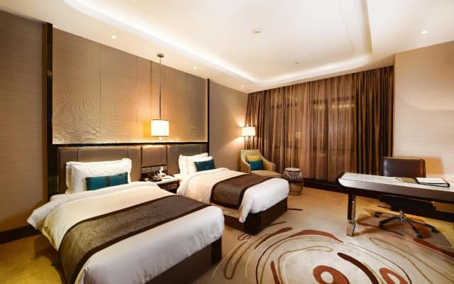Pacific Regency Hotel Suites - photo 4