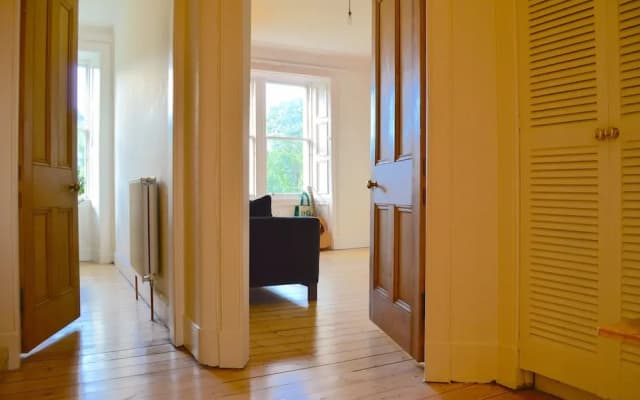 2 Bedroom Flat With Views of Holyrood - photo 3