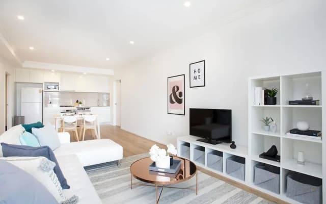 Designer Executive Apartment + Parking near Train - photo 2