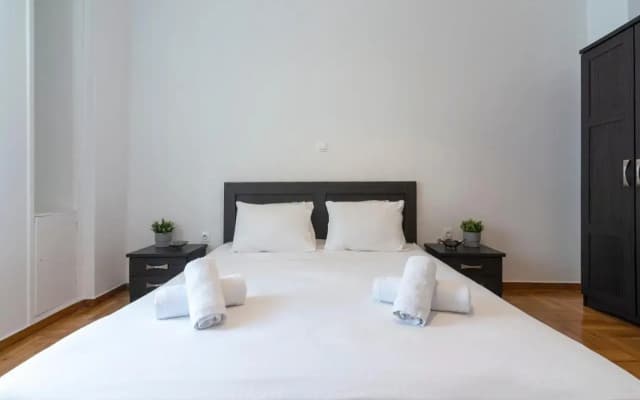 Modern 2BD apt in Athens , 3-min metro - photo 2