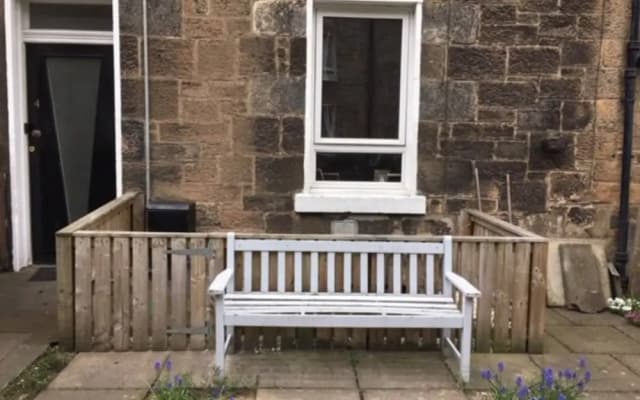 Spacious 3 Bedroom Flat in a Charming Location - photo 5