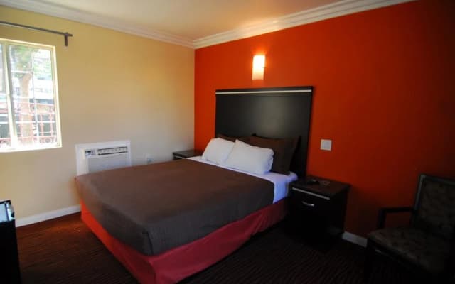 Studio City Inn - photo 4