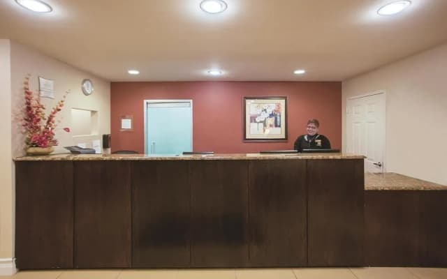 La Quinta Inn & Suites JFK Airport - photo 2