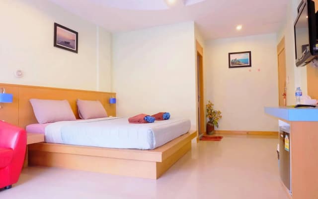 Patong Eyes Hotel - photo 2
