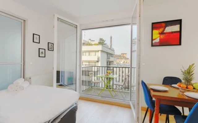 Eiffel Tower View Private Apartment - photo 2