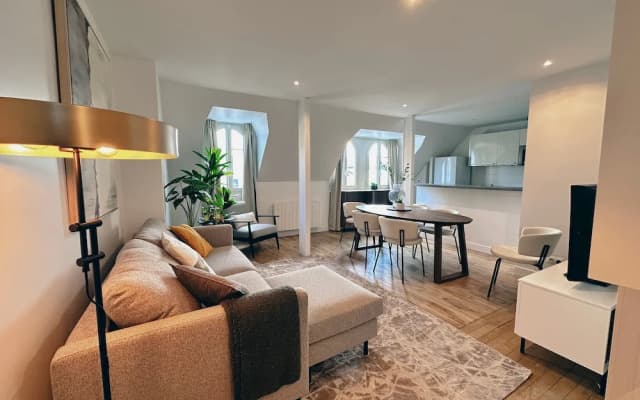 Copernic Line Elegant 3BR Apartment in Paris - photo 2