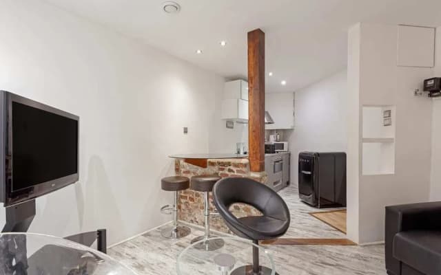 Bright Modern Two-Bed Apartment in Paris - photo 2