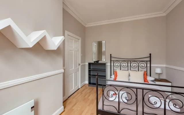 Silver Lining - St Leonard St Apartment - photo 2