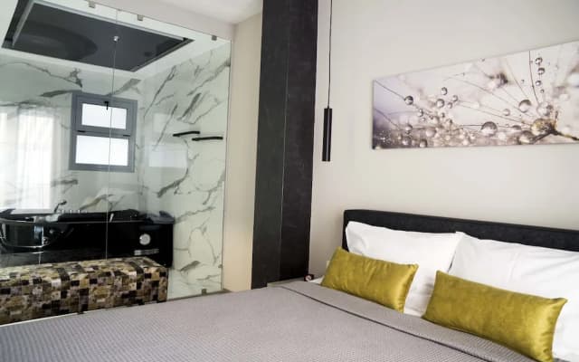 athens jacuzzi suite - photo 3