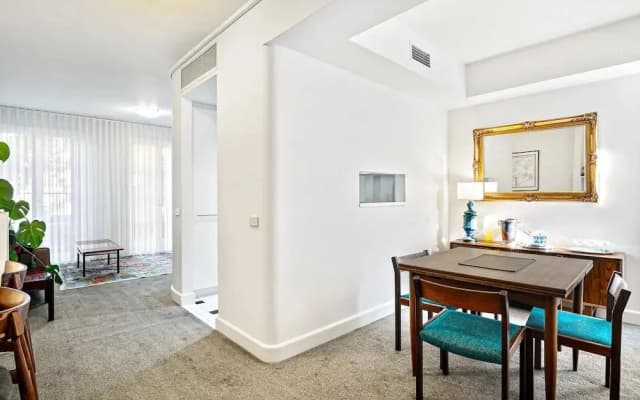 Modern East Melbourne 2-bed Apartment With Parking - photo 3