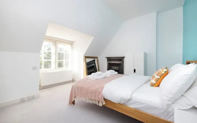 Delightful 3-bed Flat with Parking - photo 2