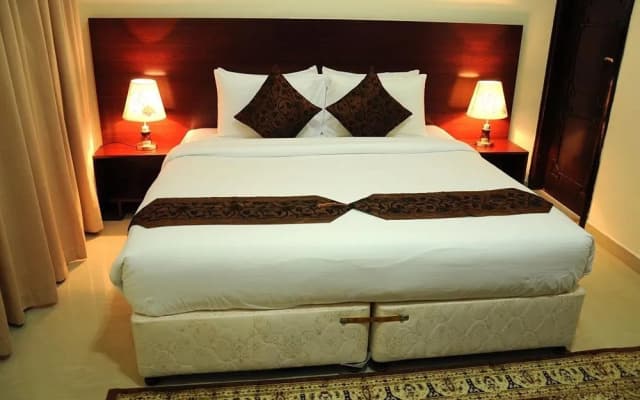 Raynor Hotel Apartments - photo 4