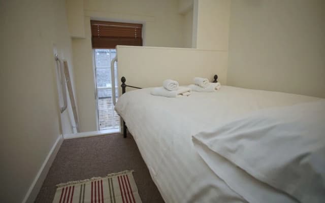 Bright, Spacious Old Town Flat for 6 - photo 2