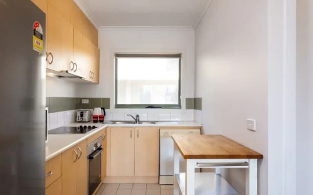 Snug 2-bed Townhouse Near Bustling Shops - photo 4