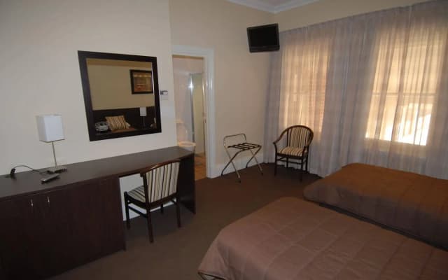 Captain Cook Hotel - photo 4