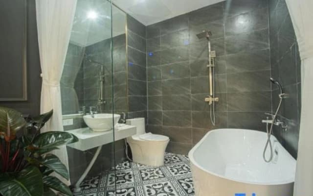 Royal Hotel & Apartment - photo 2