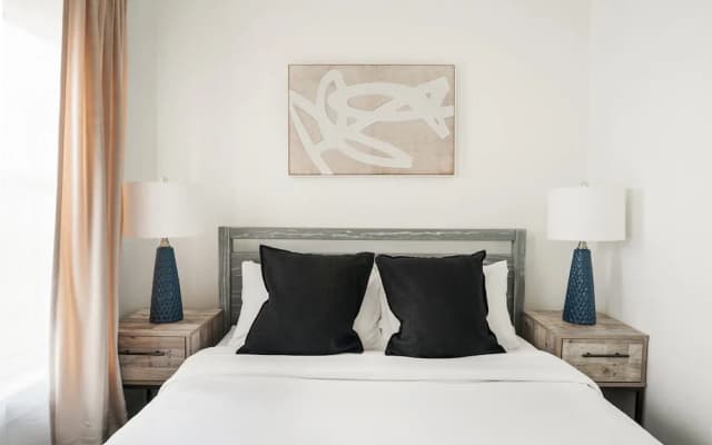 39-3 Newly Renovated 3 BR Prime Midtown Sleeps 6 - photo 5