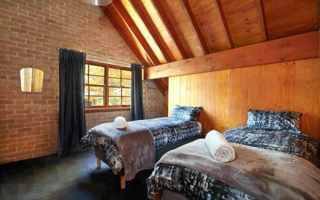 Honeysett Lodge - photo 2