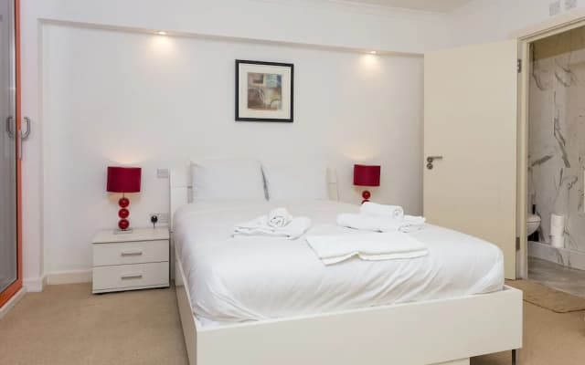 2 Bedroom Flat in Limehouse Sleeps 4 Guests - photo 4