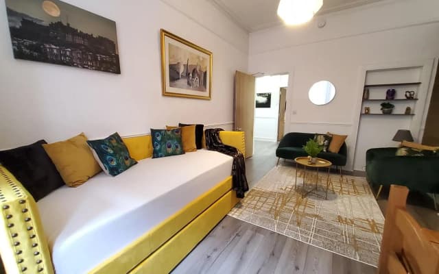 6 Separate beds, 2 baths -Leith Spectacular Apartment - photo 5