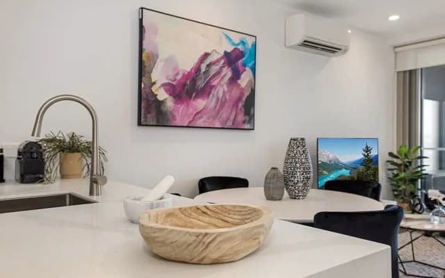 Chic 1-bed With Parking, Gym, Pool & City Views - photo 4