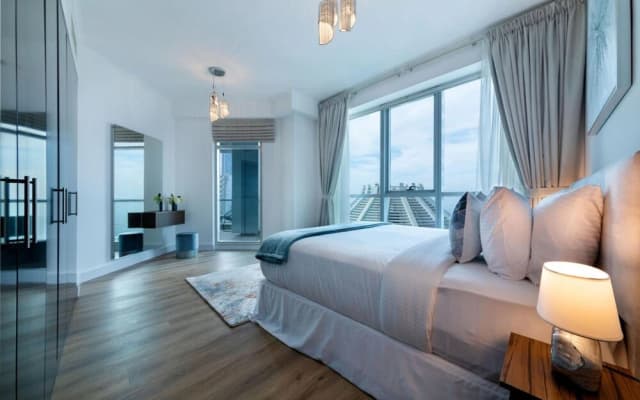 High-floor Trendy Apt w Marina Palm Ocean Vws - photo 2