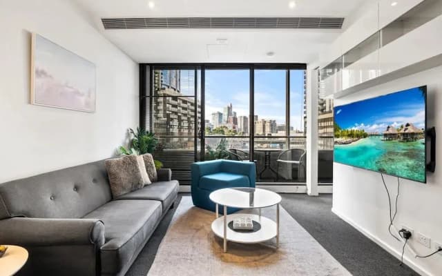 Stylish Southbank 2-bed Flat w/ Balcony - photo 5