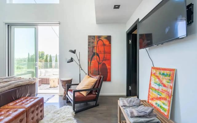 Troy Dr - Sleek & Modern Hollywood Hills Home With Stunning Views - photo 4