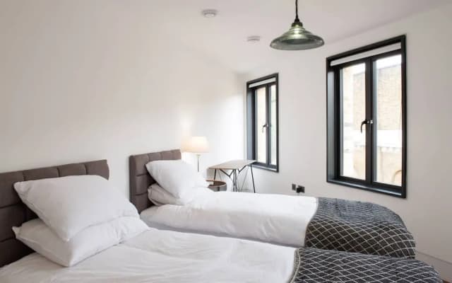 Stunning 2 Bedroom Flat in Farringdon - photo 2