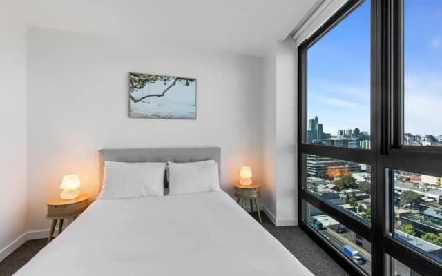 Stylish 1-bed With Pool Gym & Stunning Views - photo 2