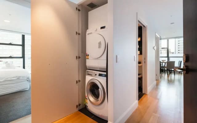 LOGAN, 2BDR Melbourne Apartment - photo 3