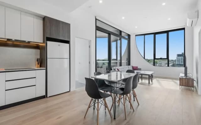 Generous 2-bed Apartment With Great Amenities - photo 5