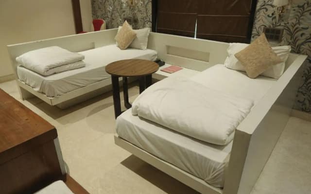 Leeway Hotel - photo 3