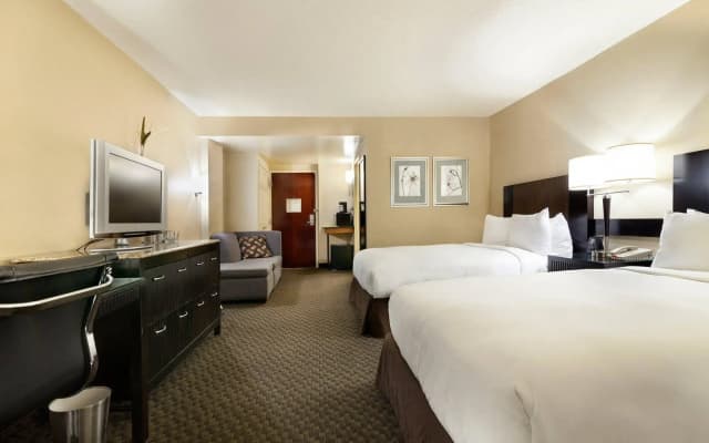 Doubletree By Hilton New York Jfk Airport Hotel - photo 5