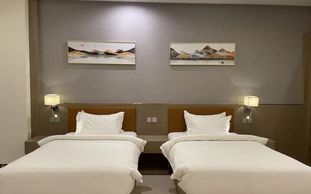 Season Inn Hotel - photo 3