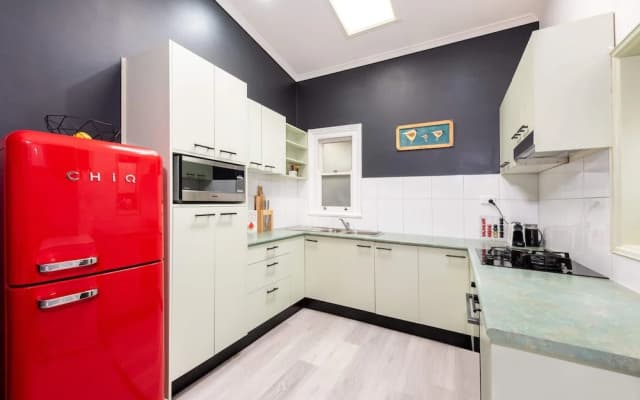 Unique 2BR Converted Storefront APT in Alphington! - photo 4