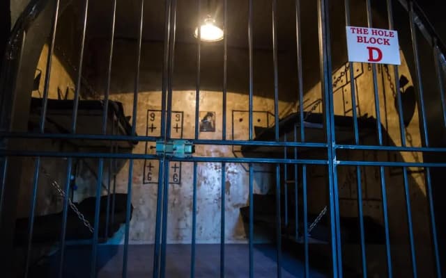 Alcatraz Jail-Hostel - photo 3