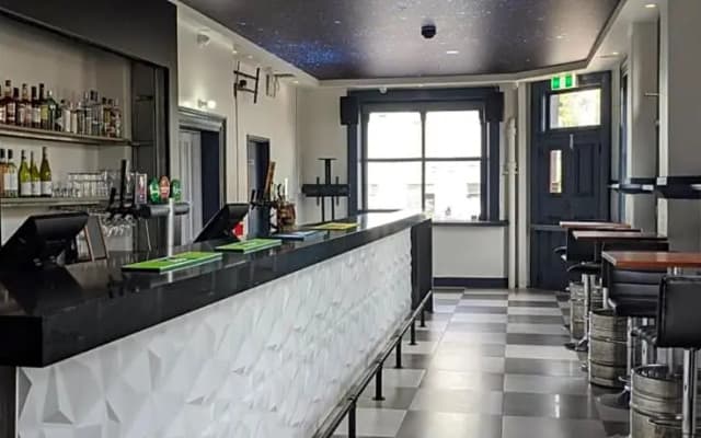 Queen Victoria Hostel - photo 2